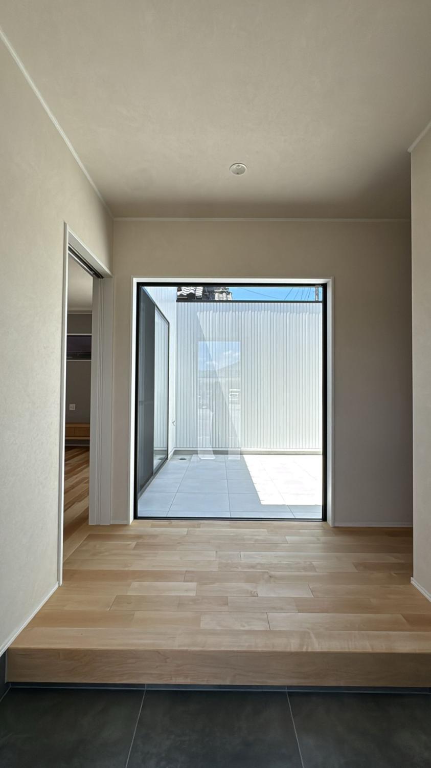 開放的なテラスのある平屋住宅